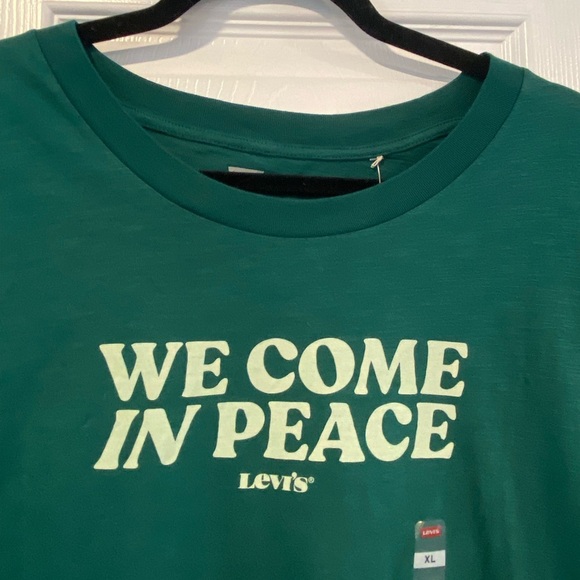 NWT Levi’s Size XL We Come In Peace Green Cotton Cropped Short Sleeve Tee Shirt - Picture 2 of 10